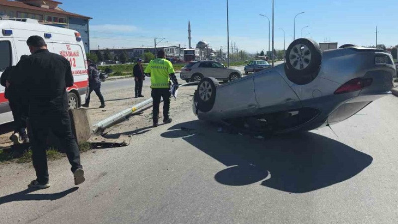 Otomobil aydınlatma direğine çarpıp ters döndü, sürücü yaralandı