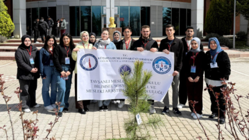 DPÜ Tavşanlı Yerleşkesinde “Doğaya Bir Nefes De Biz Olalım” Temasıyla Fidanlar Toprakla Buluşturuldu