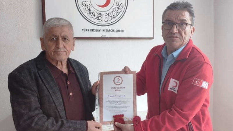 Hisarcık’ta 18 kez kan bağışı yapan esnafa bronz madalya