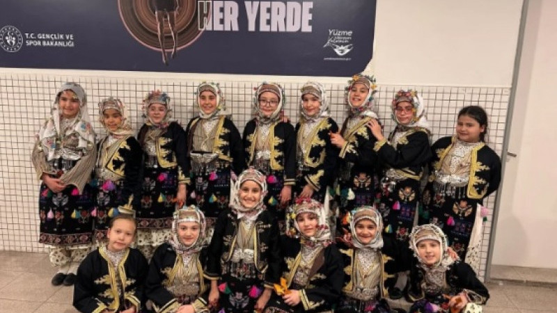 Kütahya Belediyespor Halk Oyunları ekiplerinden İzmir’de çifte başarı