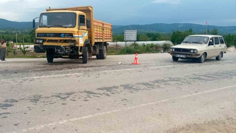 Gediz’de otomobil ile kamyon çarpıştı: 3 yaralı