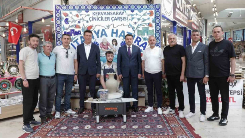 Vali Işın çiniciler çarşısında