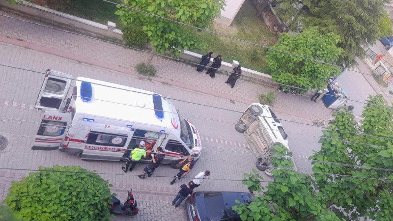 Çarpışan iki araçtan biri yan yattı