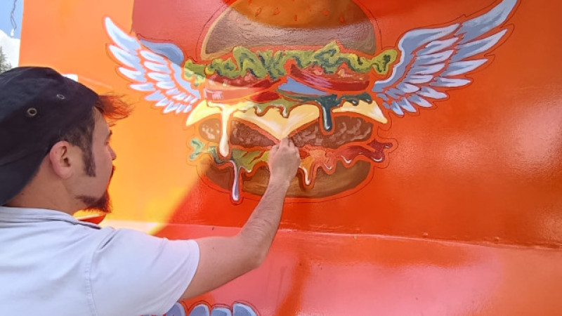 Tavşanlı'da yaşayan ressam karavanı sanat eserine dönüştürdü