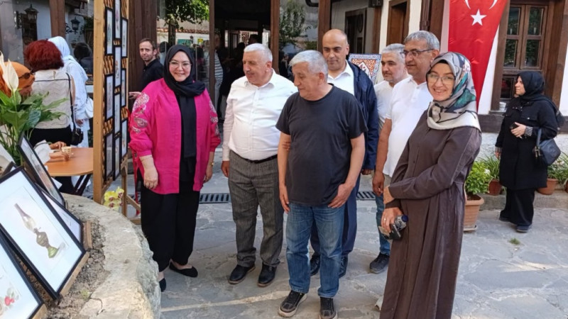 Usta öğretici Uluçay’ın öğrencilerinden tuvalde görsel şölen