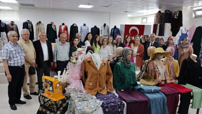 Kütahya’da kursiyerlerin el emeği eserleri sergilendi