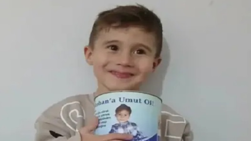 Metehan için kurulan stanttaki bağış kutusundan para çalarken yakalandı