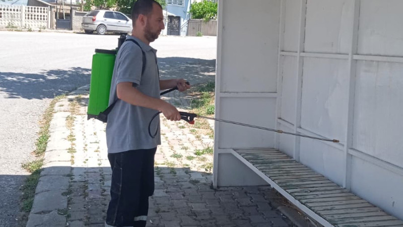 Dolmuş durakları ilaçlandı
