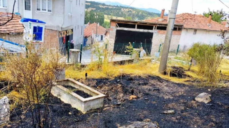 Emet’te mezarlıkta çıkan yangında 10 kabir zarar gördü