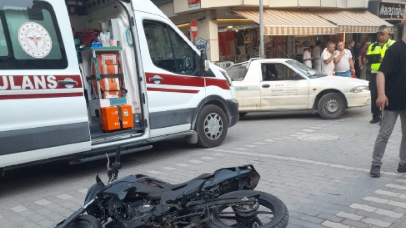 Servis aracı ile motosiklet çarpıştı 2 yaralı 