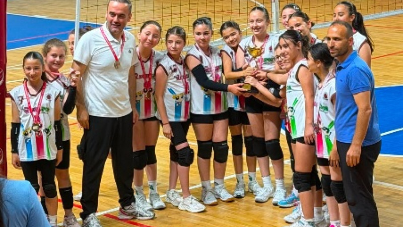 TKİ TAVŞANLI LİNYİT SPOR MİNİ KIZ VOLEYBOL TAKIMLARI NAMAĞLUP ŞAMPİYON OLDU