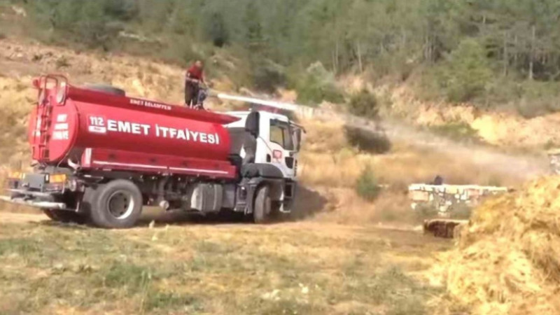 Emet’te saman yüklü kamyonet alev aldıEmet’te saman yüklü kamyonet alev aldı