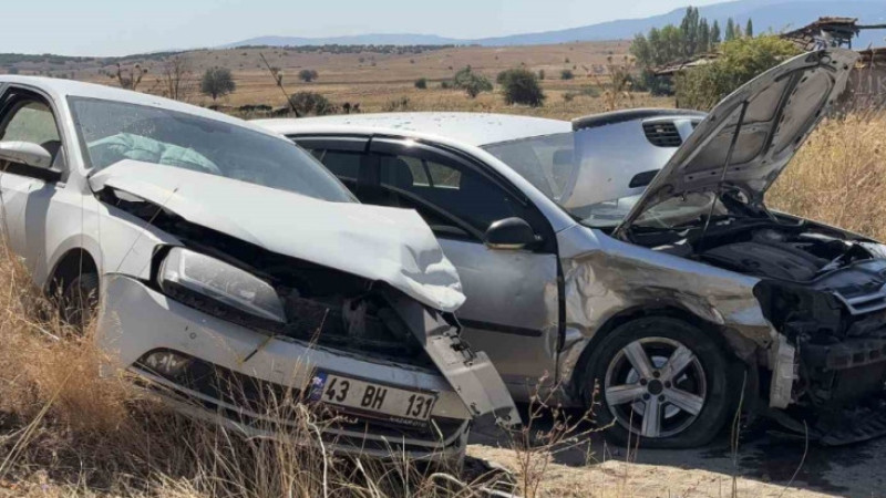 Kütahya’da kavşakta 2 otomobil çarpıştı, 3 yaralı