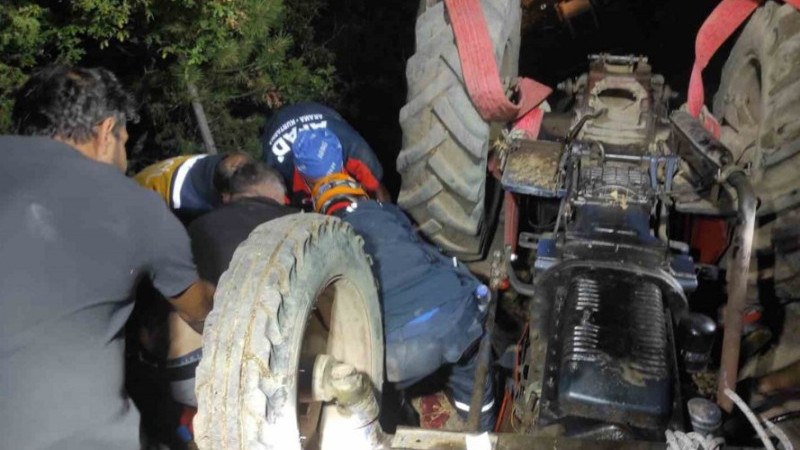 Domaniç'te devrilen traktörün altında kalan 63 yaşındaki sürücü kurtarıldı