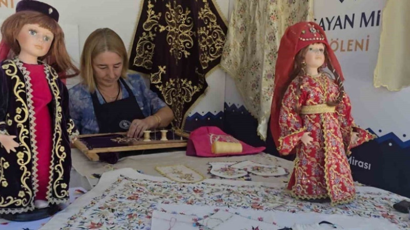 Kütahya’nın geleneksel kadın kıyafetleri sandıklardan çıkarılarak geleceğe taşınıyor