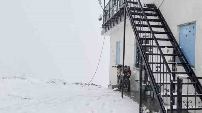 Akdağ Yaylası’na mevsimin ilk karı yağdı