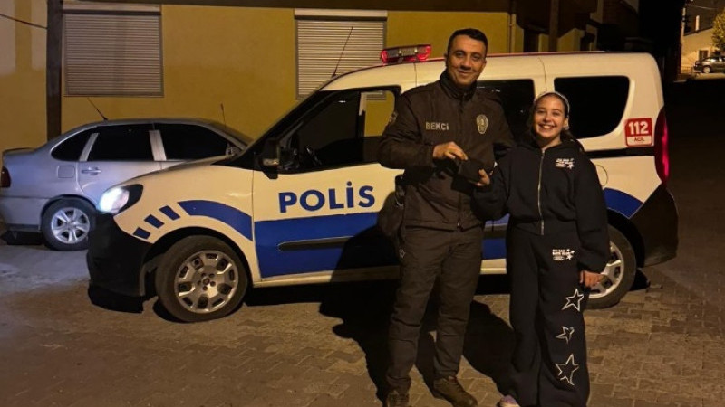 Gediz’de 11 yaşındaki küçük kız bulduğu para dolu cüzdanı polise teslim etti
