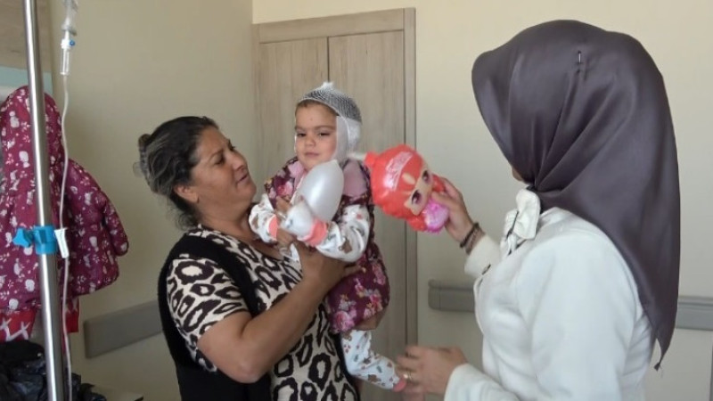 Kütahya’da ilk kez 2 buçuk yaşındaki bir çocuğa biyonik kulak ameliyatı yapıldı