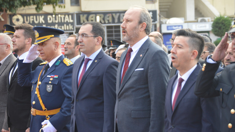Cumuriyet'in 103. yıl dönümü Atatürk anıtına çelenk sunumu ile başladı