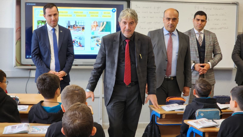 İl mili eğitim Tavşanlı Mesleki ve Teknik Anadolu Lisesi öğretmenleri ve öğrencileriyle