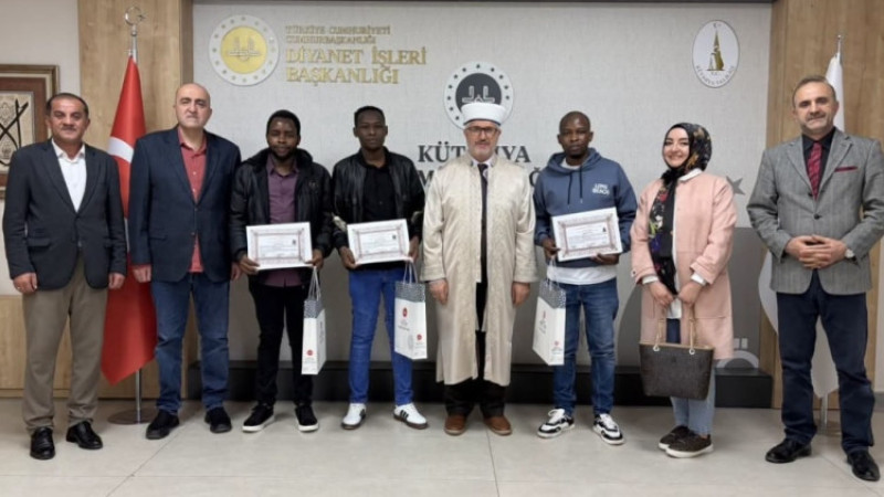 Kütahya’da üç Kenyalı vatandaş müslüman oldu