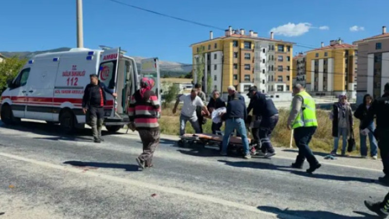 Otomobil ve motosiklet çarpıştı; 1 ölü, 2 yaralı